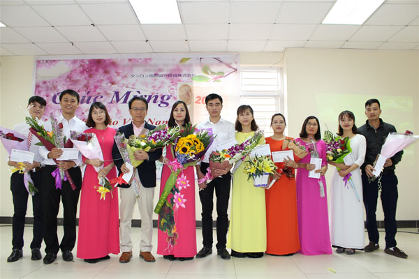 Vinh danh các thầy, cô có thành tích giảng dạy tốt tại Trung tâm đào tạo ngoại ngữ.