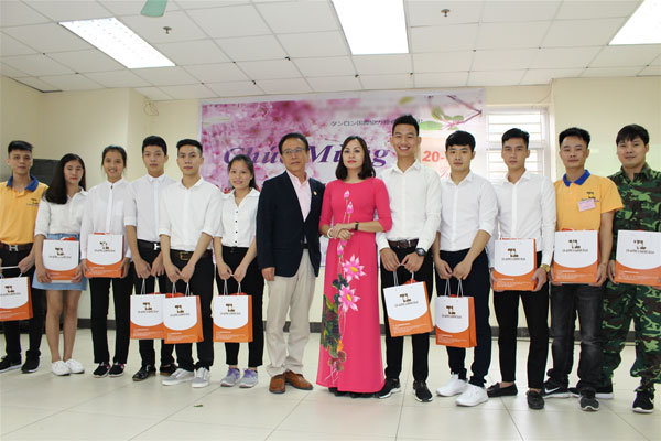 Trao giải cho các tiết mục văn nghệ xuất sắc cho du học sinh, thực tập sinh tại Trung tâm ngoại ngữ.