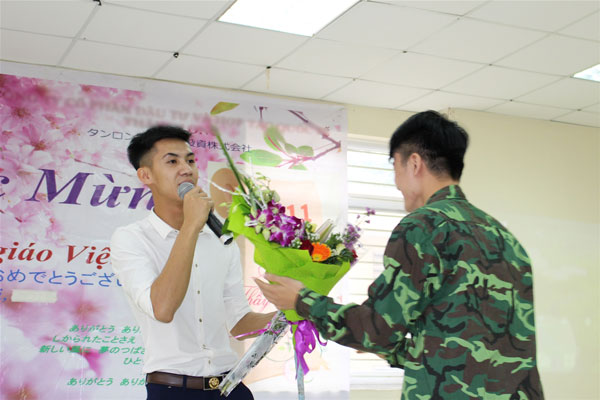 bài ca “Người giáo viên nhân dân” do bạn nam đến từ lớp TTS trình bày