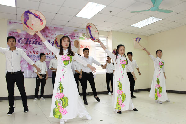 Tốp ca nam, nữ lớp du học Nhật Bản hát kết hợp múa “Xinh tươi Việt Nam”.