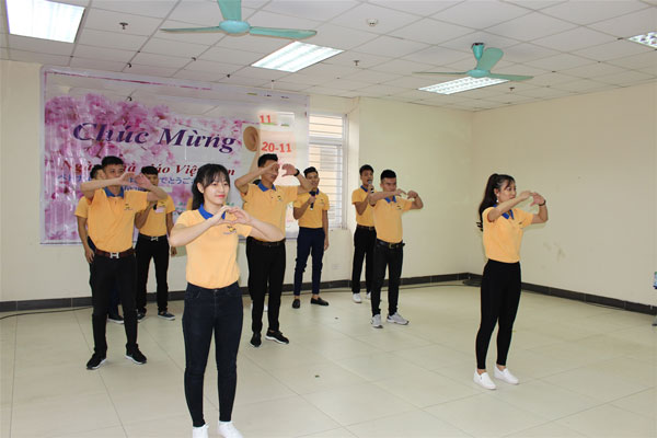 Top nam, nữ đến từ lớp TTS hát kết hợp nhảy cổ động bài hát “Việt Nam ơi”