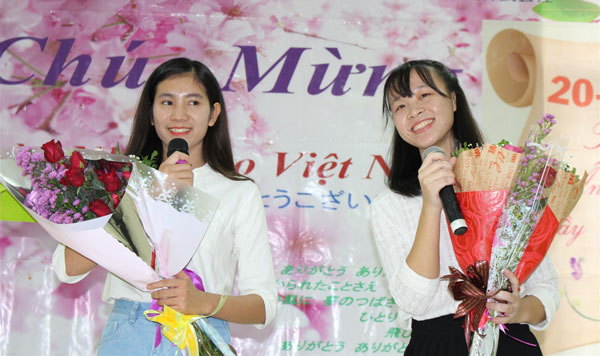 Hai bạn nữ đến từ lớp Thực tập sinh Nhật Bản hát tiếng Nhật bày tỏ niềm kính mến tới thầy, cô.