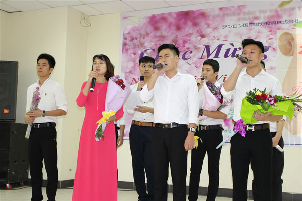 Những học trò của cô giáo Nguyễn Thị Kiên đã có phần trình diễn bài hát tiếng Nhật rất ấn tượng