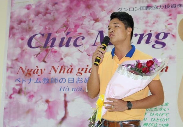 Một du học sinh đến từ lớp du học Hàn Quốc hát “Nơi ấy con tìm về”.