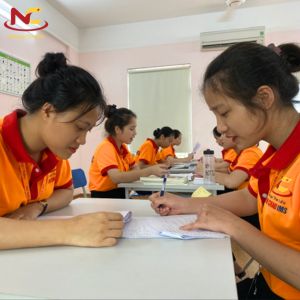 Nên học tiếng Trung hay tiếng Hàn? Cái nào tốt hơn?